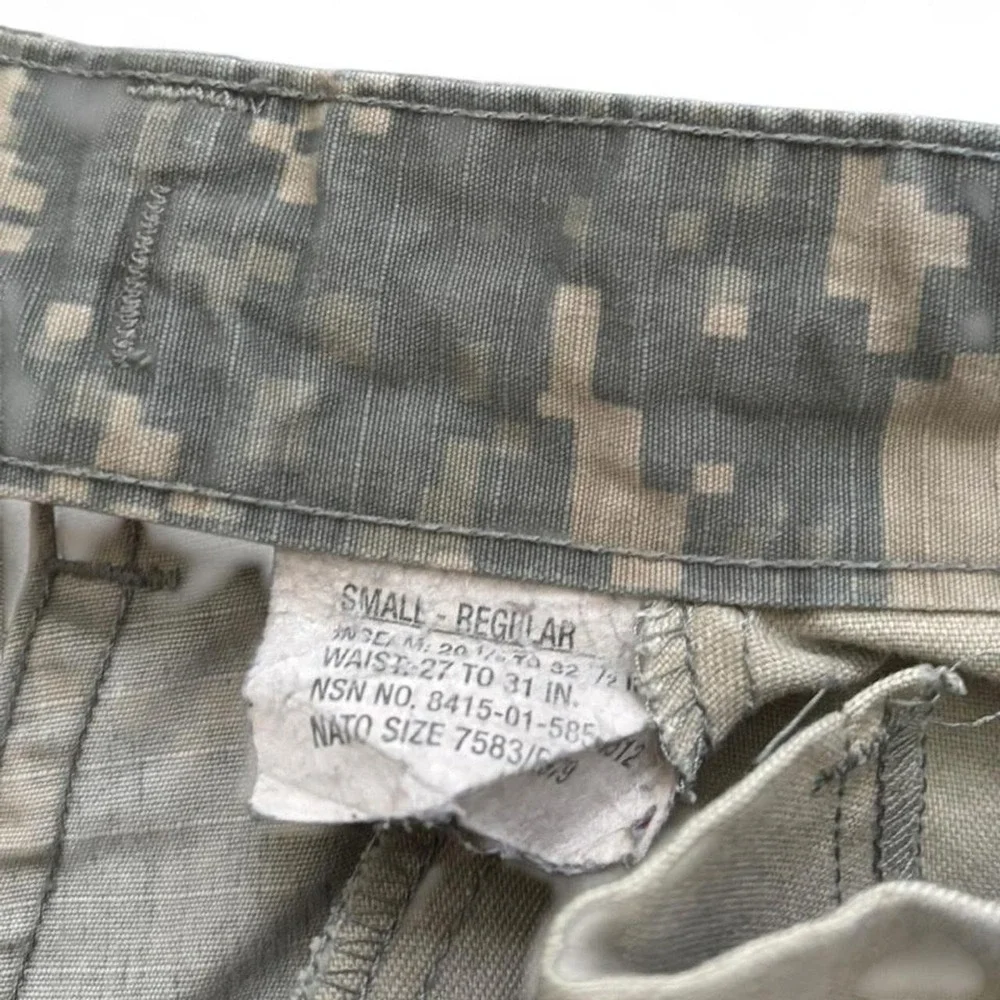 Authentic U.S. Army ACU digital camo‎ cargo pants in size Small